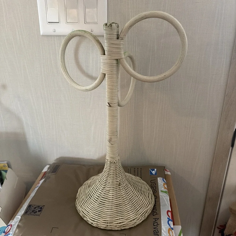 Vtg White Wicker 3 Ring Freestanding Table‎ Top Towel Holder 16